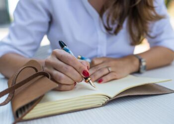 kalimat yang mengandung perintah dalam teks prosedur adalah kalimat