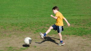 akhir gerakan kaki yang benar setelah mengumpan atau menendang bola dengan kaki bagian luar adalah