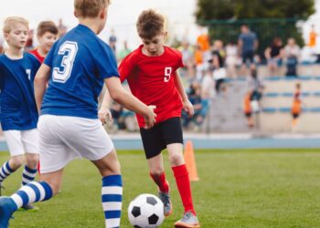 akhir gerakan kaki yang benar setelah mengumpan atau menendang bola dengan kaki bagian luar adalah