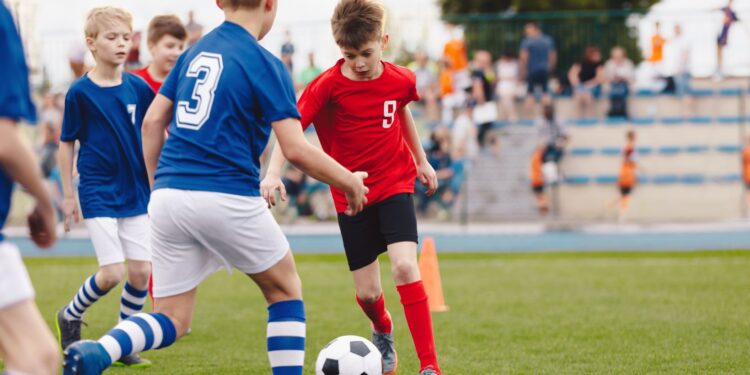 akhir gerakan kaki yang benar setelah mengumpan atau menendang bola dengan kaki bagian luar adalah