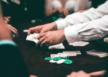 How to Play Texas Hold’em (Step-by-Step) 4 How to Play Texas Hold’em (Step-by-Step)