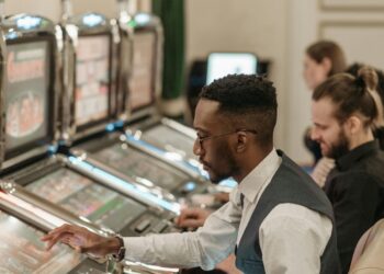 Filters, Facets, and Tags in Slot Lobbies: How Good Navigation Reduces Noise 22 player browsing slot machines