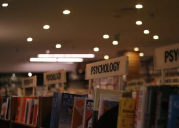 Row of books on a shelf in a library, symbolizing the exploration of psychological concepts